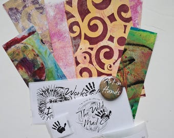 Materiali per diari artistici: pagine di junk journal, carte effimere e ritagli di carta stampata a gel per tecniche miste.