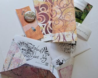 Kit per Mail Art – Materiali per amici di penna, busta con elementi decorativi fatti a mano, adesivi per artisti e ritagli per collage.
