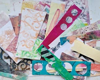 Confezione di carta per collage – Oltre 30 ritagli di carta stampata a gel e dipinta a mano, perfetti per junk journal e tecniche miste, ognuno diverso dall'altro.