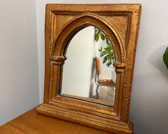 Espejo enmarcado réplica de arco gótico dorado Kulicke vintage de 8,5" x 10,5"