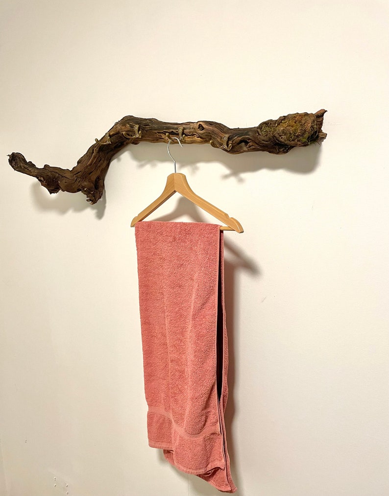 Wandjackenhalter aus einer Weinrebe Garderobe Rustikaler Jackenhalter Rustikale Garderobe Garderobe aus einem Rebstock Wandgarderobe Bild 6