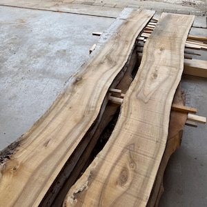 Rohe Nussbaumdielen bis 120cm Länge - Breiten zwischen 20-30cm - Nussbaumbohlen nach Maß - Massivholzdielen - Holzbohlen - 4cm Stärke
