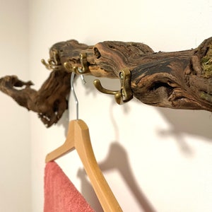 Wandjackenhalter aus einer Weinrebe Garderobe Rustikaler Jackenhalter Rustikale Garderobe Garderobe aus einem Rebstock Wandgarderobe