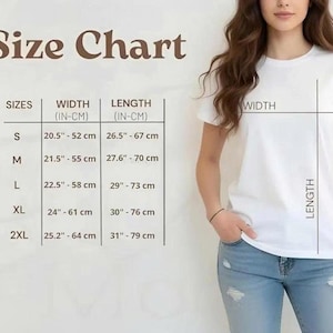 Pu&ograve; includere: Una maglietta bianca con una tabella delle taglie. La tabella mostra le taglie dalla S alla 2XL, con misure di larghezza e lunghezza in pollici e centimetri. Una donna con una maglietta bianca e jeans blu &egrave; anche nell'immagine.