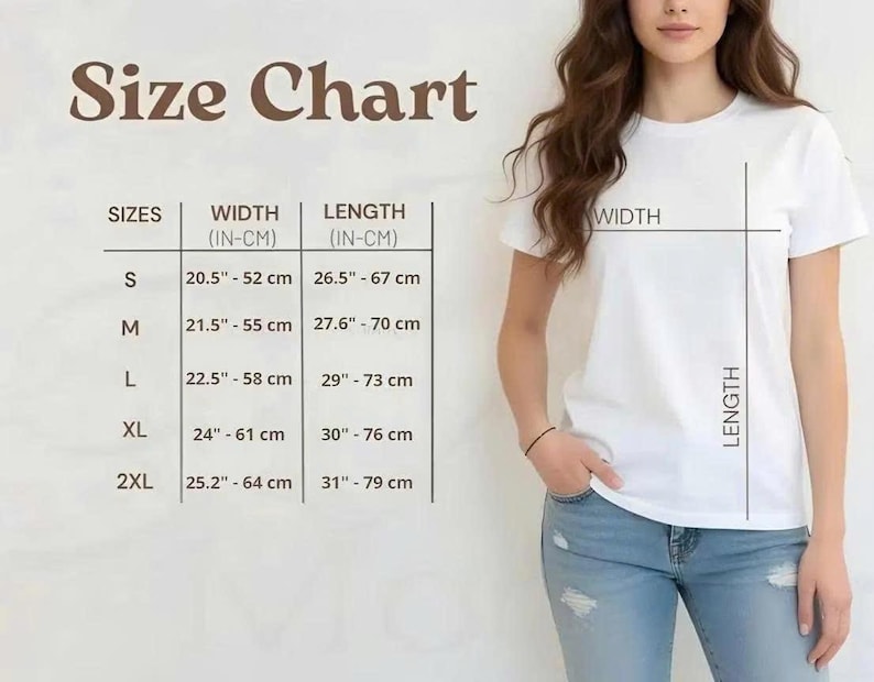 Pu&ograve; includere: Una maglietta bianca con una tabella delle taglie. La tabella mostra le taglie dalla S alla 2XL, con misure di larghezza e lunghezza in pollici e centimetri. Una donna con una maglietta bianca e jeans blu &egrave; anche nell'immagine.