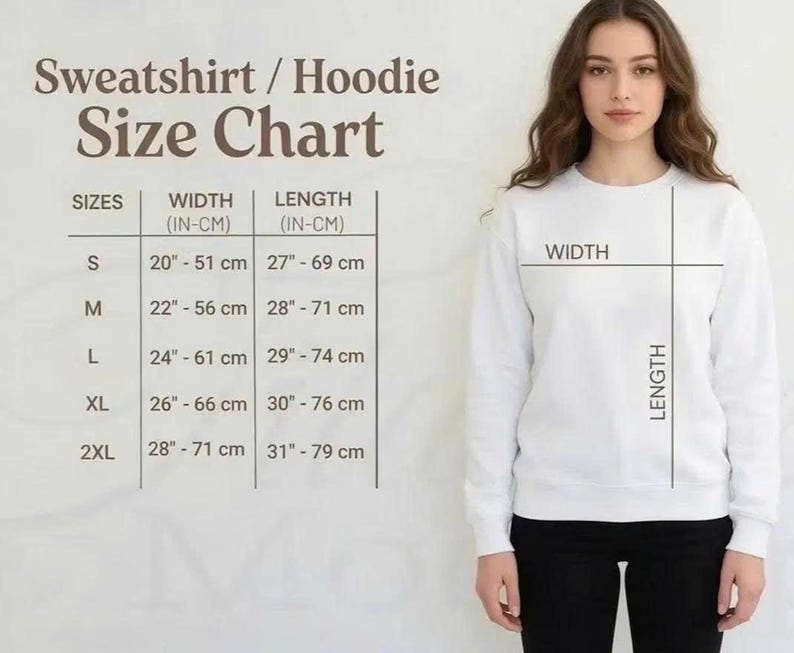 Pu&ograve; includere: Una felpa bianca con una tabella delle taglie. La tabella mostra le taglie dalla S alla 2XL, con misure di larghezza da 51 cm a 71 cm e lunghezze da 69 cm a 79 cm. Una donna indossa la felpa.