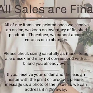 Pu&ograve; includere: Una persona indossa una felpa beige. Il testo "All Sales are Final" &egrave; in alto. Sotto, i dettagli sul prodotto e sui resi. Il testo menziona anche le taglie e come contattare il venditore.