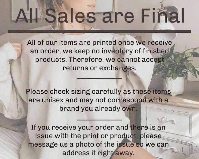 Pu&ograve; includere: Una persona indossa una felpa beige. Il testo "All Sales are Final" &egrave; in alto. Sotto, i dettagli sul prodotto e sui resi. Il testo menziona anche le taglie e come contattare il venditore.