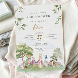 Könnte beinhalten: Eine rechteckige Einladungskarte für eine Babyparty mit Aquarellillustrationen von anthropomorphen Tieren in einer Waldlandschaft, mit dem Text Join Us For A Baby Shower In Honor Of Olivia, Saturday September 27 2025 at noon.