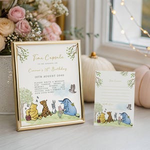 Può includere: Un cartello "Time Capsule" incorniciato e una carta abbinata, con personaggi di Winnie the Pooh. Il cartello dorato è per un 18° compleanno, con la data 18 agosto 2040. La carta ha spazio per un messaggio.