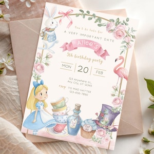 Peut inclure: Une invitation fantaisiste pour le 5e anniversaire d'Alice. Le design présente des illustrations de personnages d'Alice au pays des merveilles, dont Alice, le Lapin Blanc et un flamant rose. L'invitation est ornée de roses roses et du texte "Don't be late for a very important date."