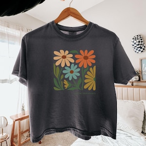 Cropped tshirt Womens Comfort Colors cropped boxy tshirt, Women&#39;s simple tee, Cute summer tshirt retro abstract flower vintage flower tshirt