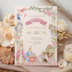 Puede incluir: Una invitación en colores pastel para una fiesta de primer cumpleaños. El diseño presenta ilustraciones de personajes de cuentos, rosas rosas y el texto "Jemma's first birthday party" con la fecha e información de RSVP.