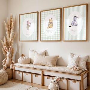 Arte de parede clássica do Ursinho Pooh para quarto de bebê, download digital. Conjunto de quatro peças para imprimir com frases e decoração para quarto de bebê do Ursinho Pooh em tons neutros de verde.