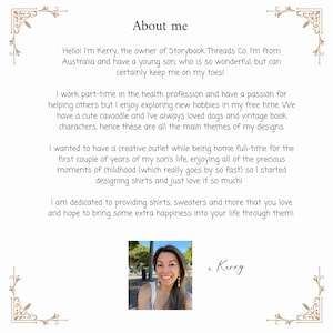 K&ouml;nnte beinhalten: Cremefarbene Seite mit der &Uuml;berschrift &bdquo;&Uuml;ber mich&ldquo;. Der Text stellt Kerry, die Inhaberin von Storybook Threads Co., und ihre Interessen vor. Unten befindet sich ein kleines Foto von Kerry zusammen mit ihrer Unterschrift.