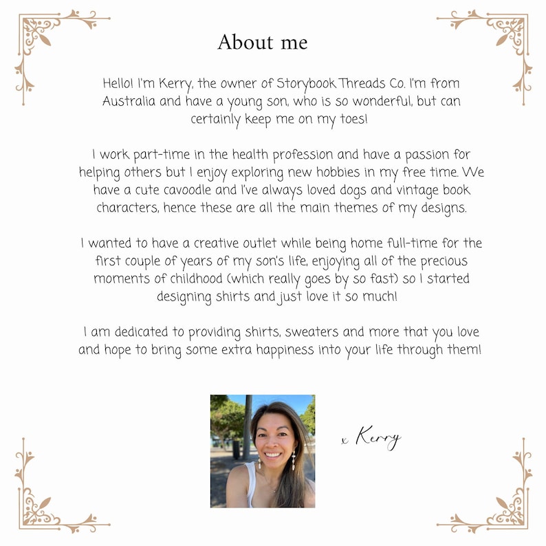 K&ouml;nnte beinhalten: Cremefarbene Seite mit der &Uuml;berschrift &bdquo;&Uuml;ber mich&ldquo;. Der Text stellt Kerry, die Inhaberin von Storybook Threads Co., und ihre Interessen vor. Unten befindet sich ein kleines Foto von Kerry zusammen mit ihrer Unterschrift.