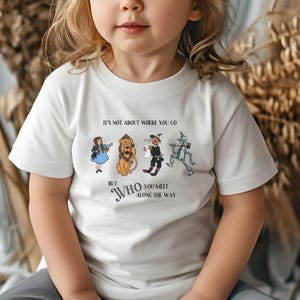 Camiseta vintage de El Mago de Oz para niño. Camiseta de Dorothy del León y el Hombre de Hojalata para fanáticos del Mago de Oz. Camiseta de Dorothy del Mago de Oz para niños.