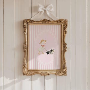 Peut inclure: Une impression encadrée avec une illustration fantaisiste d'une oie portant un chapeau promenant un petit chien en laisse. L'œuvre est placée sur un fond à rayures roses et blanches dans un cadre doré orné, surmonté d'un nœud blanc.