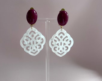 Ornament-Ohrclips weiß mit kirschroten Cabochons - Alice goes Marrakesh