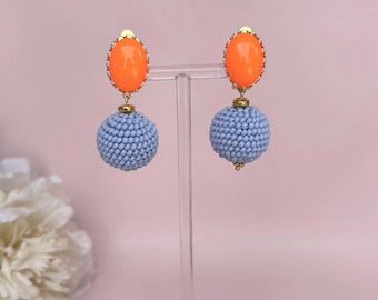 Handgenähte Kugel-Ohrclips in Hellblau an orangefarbenen Cabochons - Alice goes Capri