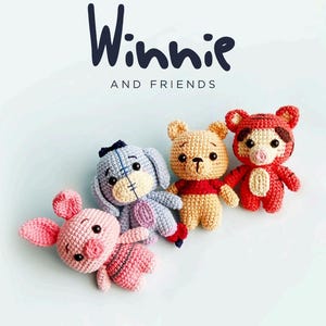 Peut inclure: Quatre animaux en peluche crochetés : un Eeyore bleu et blanc, un Porcinet rose, un Winnie l'ourson brun et un Tigrou rouge et orange. Les animaux en peluche sont disposés en demi-cercle sur un fond blanc. Le texte "Winnie and Friends" est au-dessus des animaux en peluche.