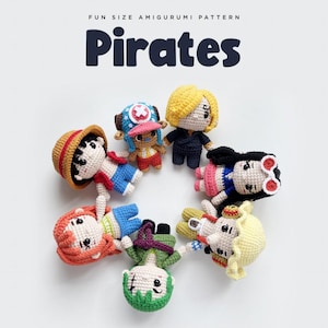 Puede incluir: Una colección de figuras amigurumi de ganchillo coloridas, dispuestas en círculo. Las figuras representan personajes de la serie "Pirates", cada uno con rasgos y atuendos distintivos. La imagen incluye el texto "FUN SIZE AMIGURUMI PATTERN" y el título "Pirates".