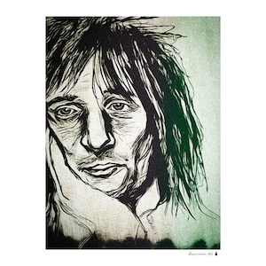 Può includere: Un disegno in bianco e nero di un uomo con i capelli lunghi e scuri. Il disegno è su uno sfondo testurizzato verde e bianco. L'uomo guarda in basso e ha un'espressione pensosa sul viso.