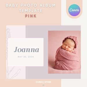 Pode incluir: Modelo de álbum de fotos para bebê rosa com o texto "BABY PHOTO ALBUM TEMPLATE PINK" no topo. O modelo apresenta um cartão branco com o nome "Joanna" e a data "MAY 20, 2024" escrita em cinza. Uma foto de uma menina dormindo em um embrulho rosa está à direita do modelo. O texto "OOBIZU STORE" está na parte inferior do modelo.
