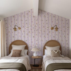 Könnte beinhalten: Schlafzimmer mit zwei Einzelbetten, floraler Tapete und passender Einrichtung. Jedes Bett hat ein geflochtenes Kopfteil, weiße Bettwäsche und eine grüne Decke. Zwischen den Betten steht ein kleiner Tisch mit einer Lampe. Gemütliche Atmosphäre.