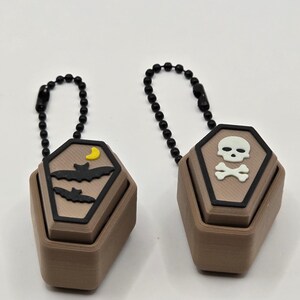 3D Printed Coffin Clicker Keychain – Halloween Fidget | Skull, Bats & Web Designs | Gothic Anxiety Relief Toy | Spooky Gift
