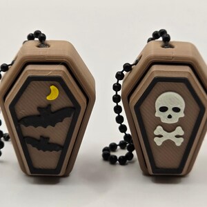 3D Printed Coffin Clicker Keychain – Halloween Fidget | Skull, Bats & Web Designs | Gothic Anxiety Relief Toy | Spooky Gift