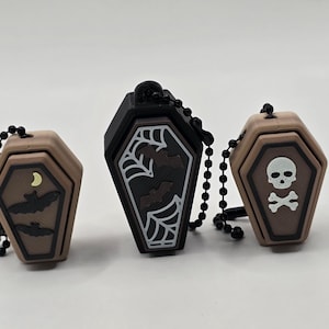 3D Printed Coffin Clicker Keychain – Halloween Fidget | Skull, Bats & Web Designs | Gothic Anxiety Relief Toy | Spooky Gift