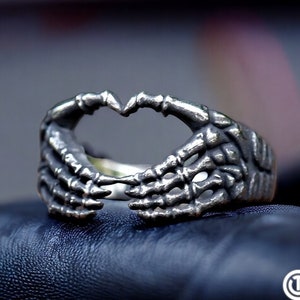 Anillo gótico oscuro de plata, anillo de compromiso gótico, anillo de mano de esqueleto, joyería de esqueleto, joyería punk, joyería gótica, Halloween