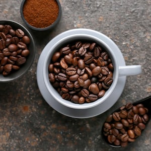 1 kg de granos de café arábica recién tostados / Brasil-Guatemala, tueste medio (en grano o molido)