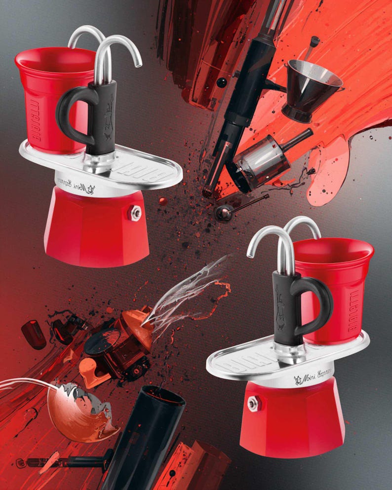 Może przedstawiać: Czerwony i srebrny ekspres do kawy z czarnym uchwytem i czerwoną filiżanką. Obraz ma czerwone i czarne abstrakcyjne tło z wybuchającymi częściami ekspresu do kawy.