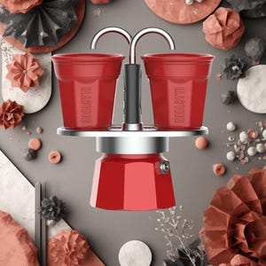 Może przedstawiać: Czerwony ekspres do kawy Bialetti z dwiema pasującymi czerwonymi filiżankami. Ekspres do kawy ma srebrną podstawę i czarny uchwyt. Filiżanki i ekspres do kawy znajdują się na szarej powierzchni z dekoracyjnymi papierowymi kwiatami.