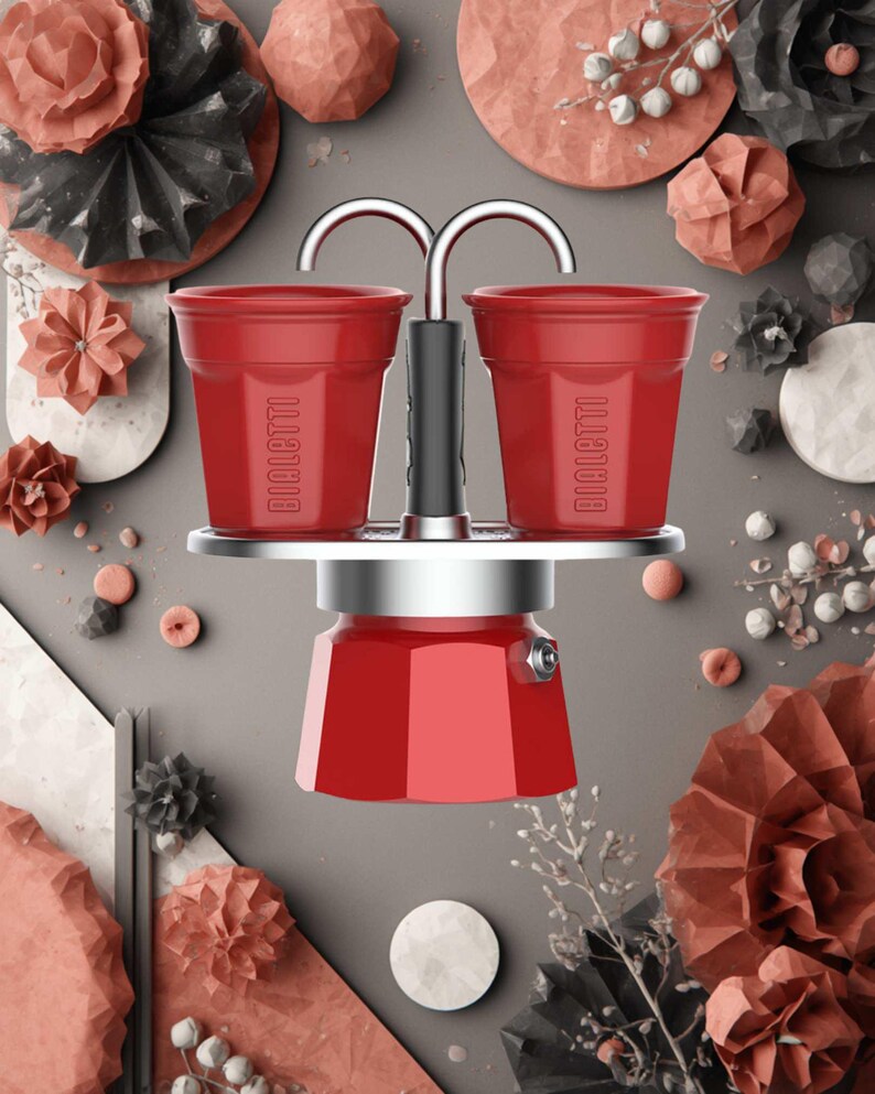 Może przedstawiać: Czerwony ekspres do kawy Bialetti z dwiema pasującymi czerwonymi filiżankami. Ekspres do kawy ma srebrną podstawę i czarny uchwyt. Filiżanki i ekspres do kawy znajdują się na szarej powierzchni z dekoracyjnymi papierowymi kwiatami.