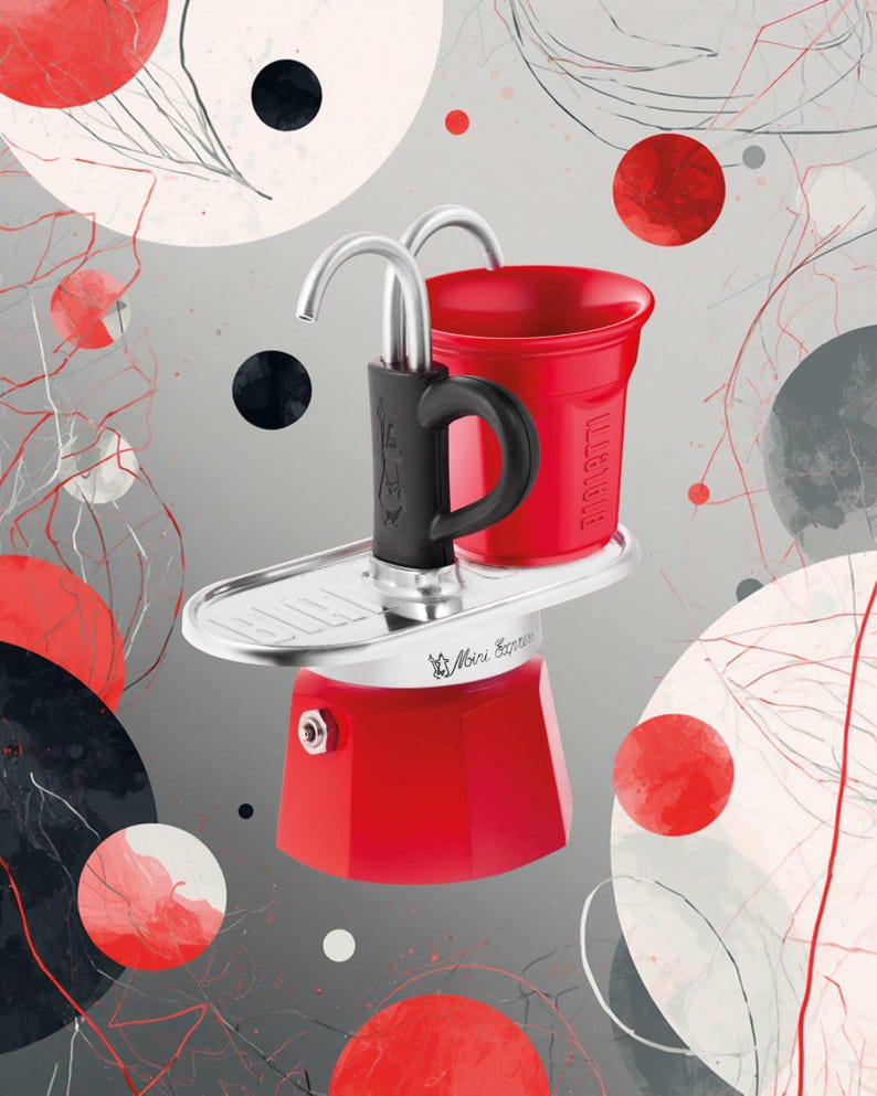Może przedstawiać: Czerwony ekspres do kawy Mini Express z czarnym uchwytem i srebrnymi akcentami. Czerwony kubek jest umieszczony na g&oacute;rze. Tło przedstawia czerwone, czarne i białe okręgi i linie na szarym gradient.