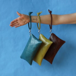 Cartera de pulsera hecha a mano / Monedero de pulsera de cuero vegano para mujer / Color personalizable / Embrague de cremallera con correa / Bolsa de maquillaje con cremallera