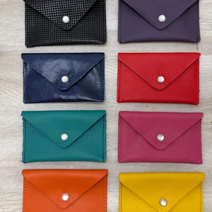 Tarjetero de regalo de cuero reciclado: billetera minimalista hecha a mano con cierre a presión.