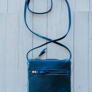 Kleine blaue Umhängetasche aus veganem Leder, marineblaue kleine Handtasche, maschinenwaschbare Tasche, passend für große iPhone-Taschen