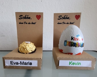 Gastgeschenk und Namenschild in einem Rocher/Ü-Ei Halterung für Hochzeiten, (Kinder-) Geburtstage, Firmungen, Erstkommunion und Taufe