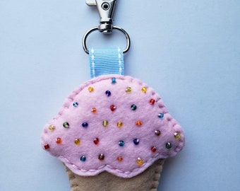 felt softie zipper charm - cupcake