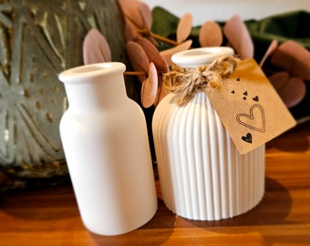 Vasen für Trockenblumen oder als Kerzenständer zu nutzen auf Tablett. Artikel aus Keraflott.