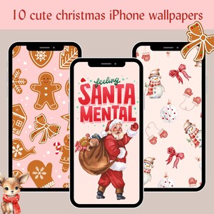 Op de afbeelding: Drie iPhone-schermen met kerstachtergronden. Eén toont peperkoekmannen en strikken op een roze achtergrond. Een ander zegt "feeling SANTA MENTAL" met de kerstman. De derde toont sneeuwmannen, strikken en wanten.