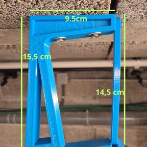 Peut inclure: Un support bleu vif imprimé en 3D, conçu pour être monté. Le support mesure 9,5 cm de large, 15,5 cm de haut et 14,5 cm de profondeur. Il comporte deux fixations métalliques et est conçu pour être monté.