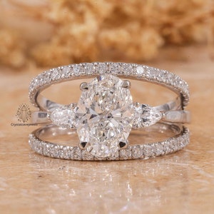 2,5 Karat längliches Oval mit Moissanite-Ring im Tropfenschliff, 4-Krallen-Zinkenring mit drei Steinen und 3/4 Eternity Matching Bands, 14k Gold Braut Set.