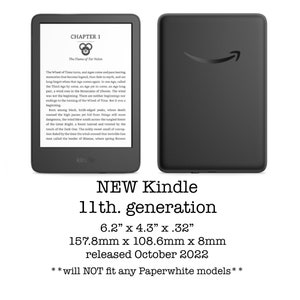 Pode incluir: Um leitor de e-books Kindle preto e cinza com uma tela de 6,2 polegadas. O Kindle &eacute; a 11&ordf; gera&ccedil;&atilde;o e foi lan&ccedil;ado em outubro de 2022. O texto na tela diz "CAP&Iacute;TULO 1 A Chama de Tar Valon".