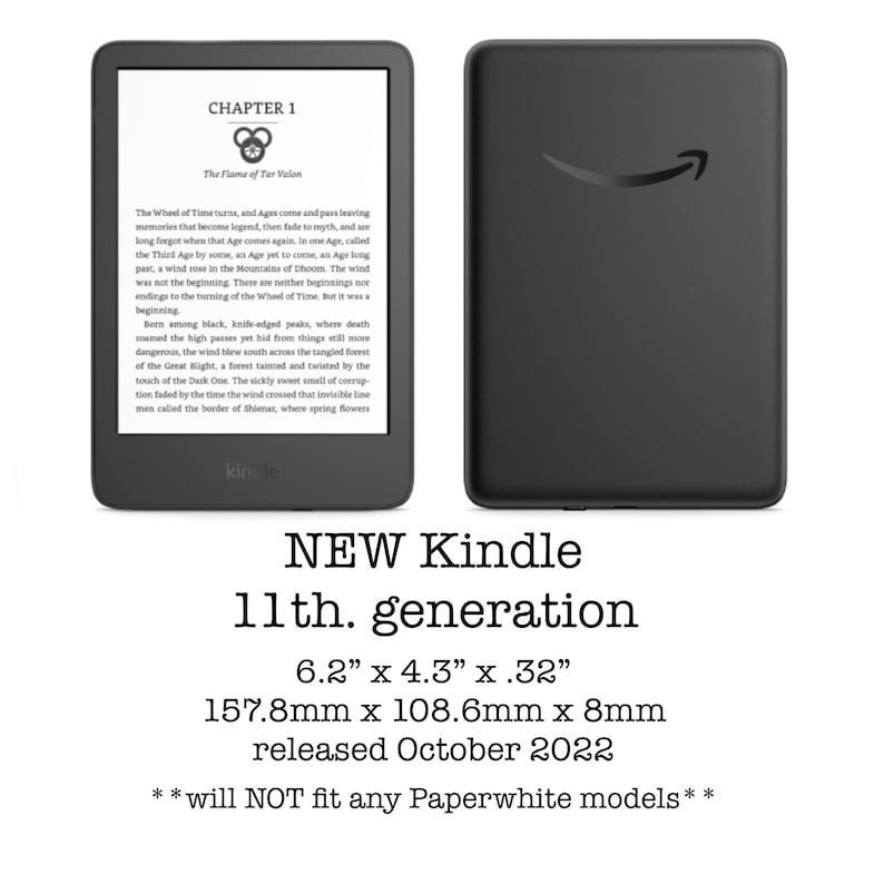 Pode incluir: Um leitor de e-books Kindle preto e cinza com uma tela de 6,2 polegadas. O Kindle &eacute; a 11&ordf; gera&ccedil;&atilde;o e foi lan&ccedil;ado em outubro de 2022. O texto na tela diz "CAP&Iacute;TULO 1 A Chama de Tar Valon".