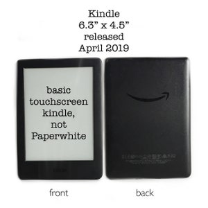 Pode incluir: Vista frontal e traseira de um leitor de e-books Kindle preto com uma tela de 6,3" x 4,5". A tela frontal exibe o texto "basic touchscreen kindle, not Paperwhite".